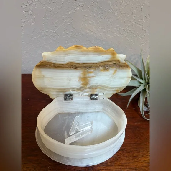 Vintage Onyx Seashell Keepsake Box - Picture 8 of 9